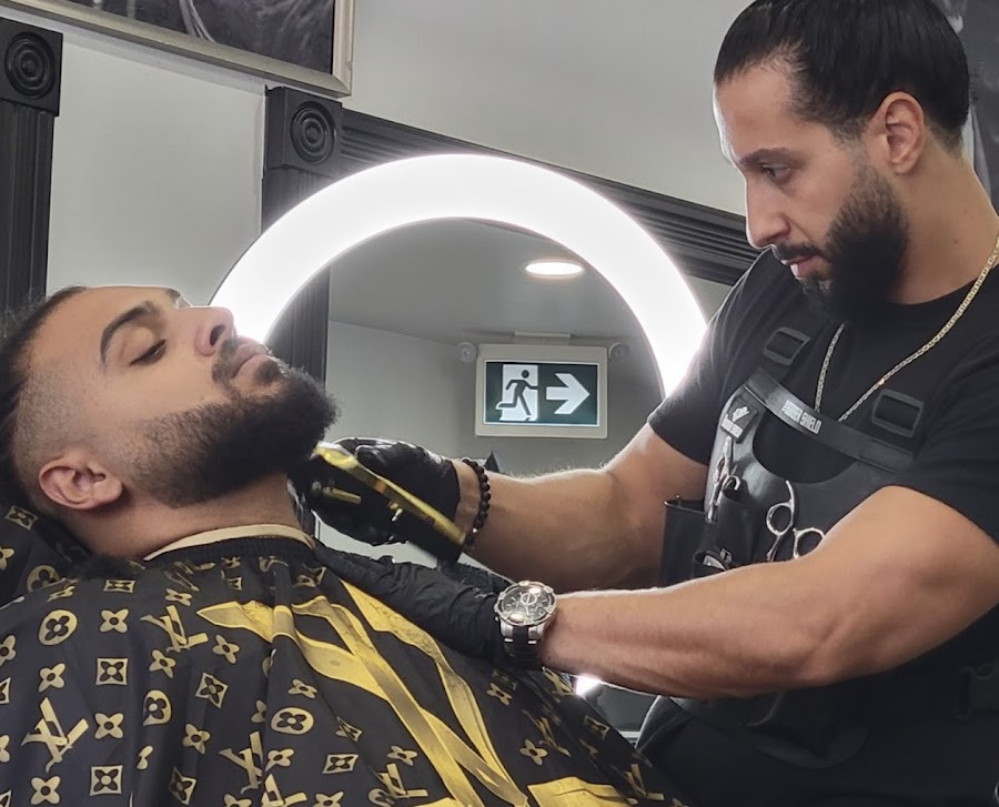 Tony working on a precision fade at Salon Les Frères in Laval