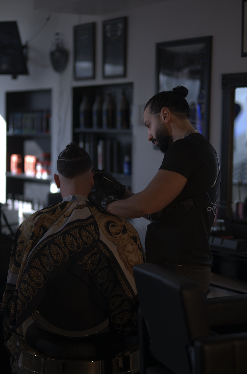 Tony performing a skin fade at Salon Les Frères Laval