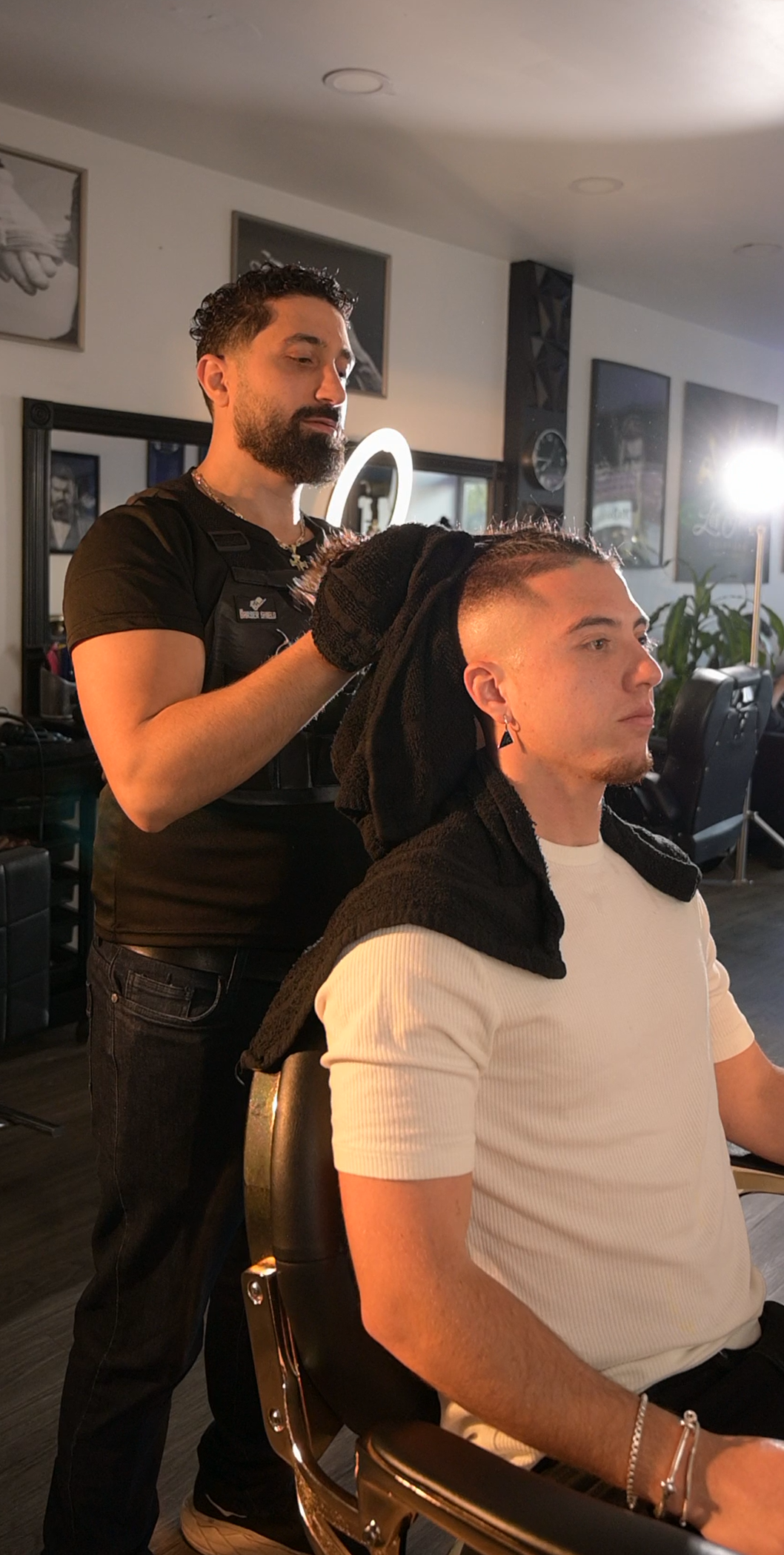 Joseph réalisant une coupe homme chez Salon Les Frères Laval